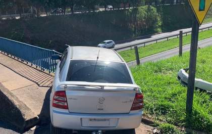 Carro para em mureta de pontilhão da Rondon após colisão