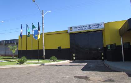 Jovem é flagrado tentando jogar mais de 3 Kg de droga para dentro do presídio
