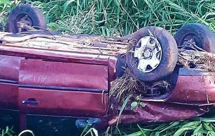 Vendedor capota carro em rodovia após colidir com trator