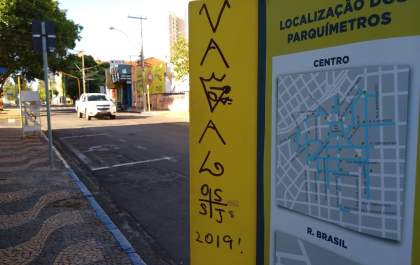 Guarda Municipal flagra trio pichando parquímetro da zona azul