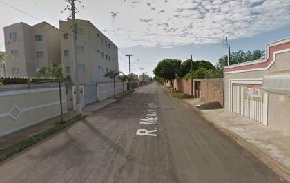 Mulher sem habilitação bate moto ao sair de condomínio