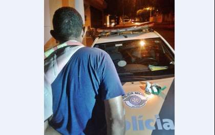 Mototaxista foge da polícia, mas é preso com crack