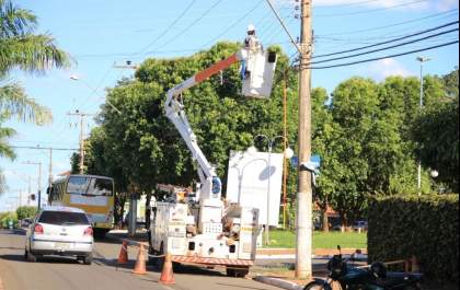 Obra da Elektro deixa extensa área de Andradina sem energia durante horas