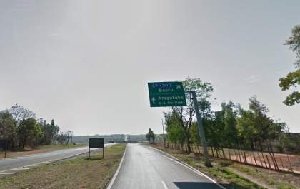 Homem morre após bater carro em eucaliptos à beira de rodovia