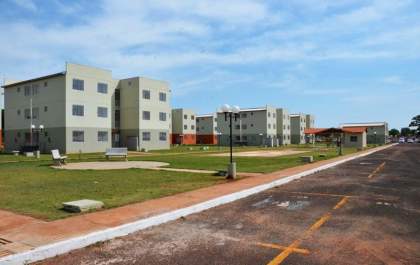 Jovem tem moto furtada em estacionamento de condomínio