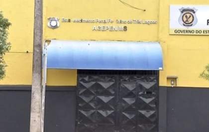 Idoso é agredido e pressionado contra muro de presídio durante assalto
