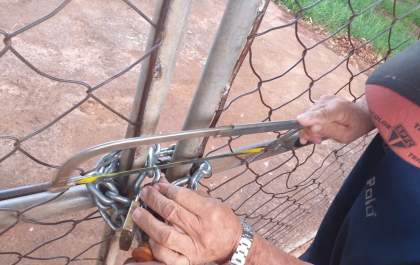 Cadeado de pista de atletismo é danificado com cola