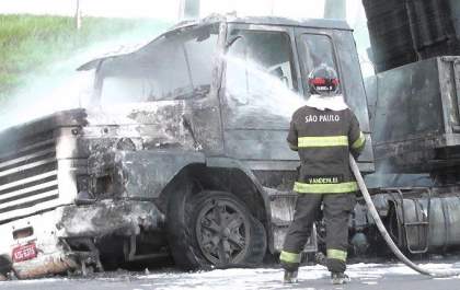 Fumaça de incêndio em carreta causa lentidão em Rodovia&nbsp;
