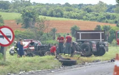 Motorista de General Salgado fica ferido em colisão entre caminhões