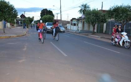 Ciclistas ignoram ciclovia em Três Lagoas