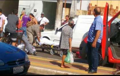 Ciclista morre atropelado após bater em porta de carro