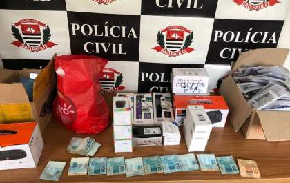 R$ 18 mil em dinheiro e mercadorias são apreendidos com dono de lojas de celular