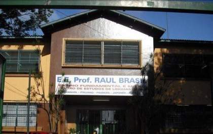 Atirador invade escola e atira contra alunos e funcionária