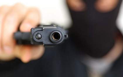 Bandido coloca arma na boca de morador durante assalto a residência