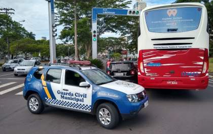 Acidente interdita trânsito na avenida Brasília