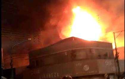 Fogo destruiu loja no centro de Pereira Barreto