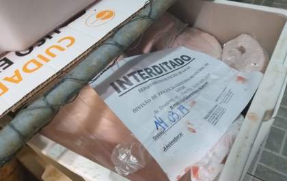 Após denúncia, Vigilância encontra carne sem procedência em açougue
