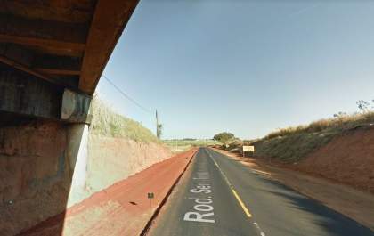 Homem sem habilitação morre ao bater moto em carro