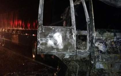 Embriagado, jovem de 19 anos é suspeito de atear fogo em carreta