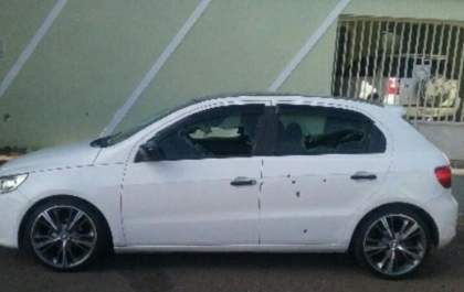 Por ciúmes, PM aposentado atira mais de 30 vezes em carro e é preso