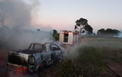 Polícia encontra rodas de carro incendiado em Três Lagoas
