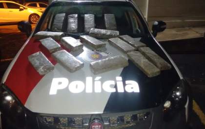 Dupla é presa pela PM com 16 tabletes de maconha