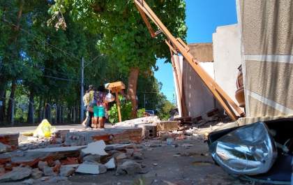 Carro desgovernado derruba muro de casa e 2 ficam feridos