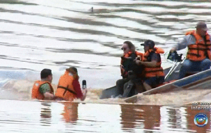 Em transmissão ao vivo, barco vira e derruba reportagem de TV