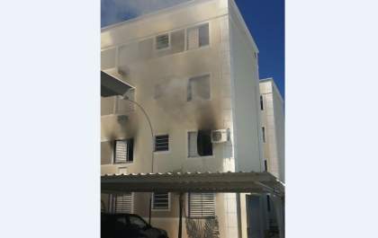 Incêndio em apartamento mobiliza bombeiros