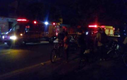 Acidente na Ranulpho entre moto e bicicleta deixa duas pessoas feridas