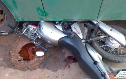 Motociclista é arrastada por cerca de 8 metros após colisão com ônibus