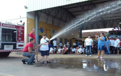 Bombeiros recebem visita de alunos da Apae