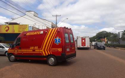 Colisão entre carro e moto deixa mulher com suspeita de fratura