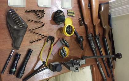 PM encontra arsenal de armas no cinturão verde