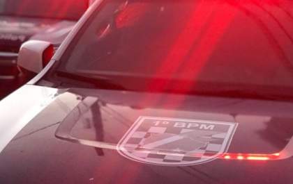 Com golpes de facão, homem agride a própria irmã