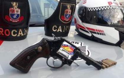 Jovem é preso ao ser flagrado com revólver no Água Branca