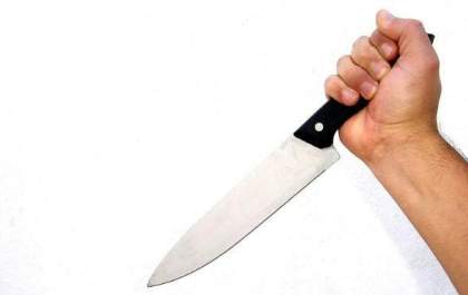 Homem ameaça sair de casa e mulher o esfaqueia&nbsp;