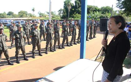Jovens recebem a farda em cerimônia de matrícula do Exército Brasileiro em Andradina