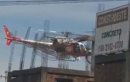 Helicóptero Águia sobrevoa prédio abandonado e chama a atenção de moradores