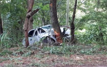 Acidente de trânsito faz vítima fatal após colisão em árvore