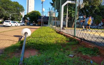 Poste de iluminação amanhece no chão na praça Getúlio Vargas