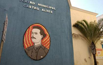 Quase um ano depois, começam as obras no teatro Castro Alves