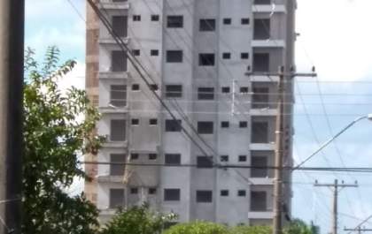 Operário fica pendurado após queda de andaime em prédio