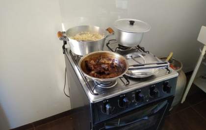 Irmãs invadem casa para realizar furto e são flagradas cozinhando na residência