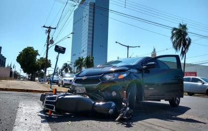 Dois ficam feridos em colisão de carro com moto na Brasília
