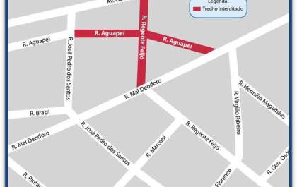Obra para ligação de água e esgoto interdita trânsito no centro