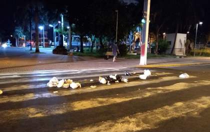 Lixo sobre lombofaixa atrapalha trânsito na praça Rui Barbosa