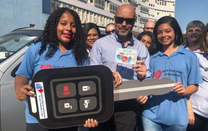 Santa Casa entrega chaves de carro a ganhadores de ação entre amigos