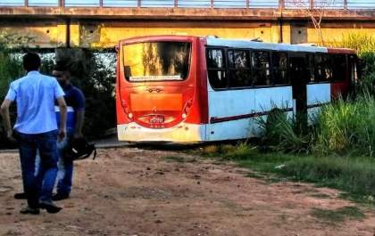 Ônibus bate em barranco e deixa passageiros feridos