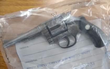 PM prende jovem com arma que pode ter sido usada em homicídio